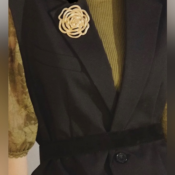 VTG Very RaRe CHRISTIAN DIOR gold-tone flower brooch pendant in box⭐️ COA⭐️🌹 - Picture 9 of 9